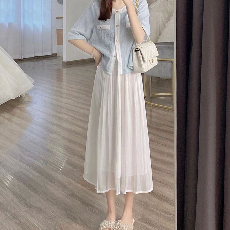 Women's Summer Two-Piece Set V-Neck Short Sleeve Top and Cropped Pants - Image 3