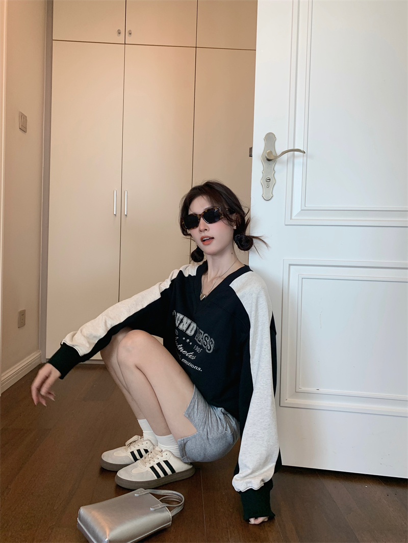 American Retro V-Neck Sweatshirt and Skirt Two-Piece Set for Women Autumn Loose Fit - Image 2