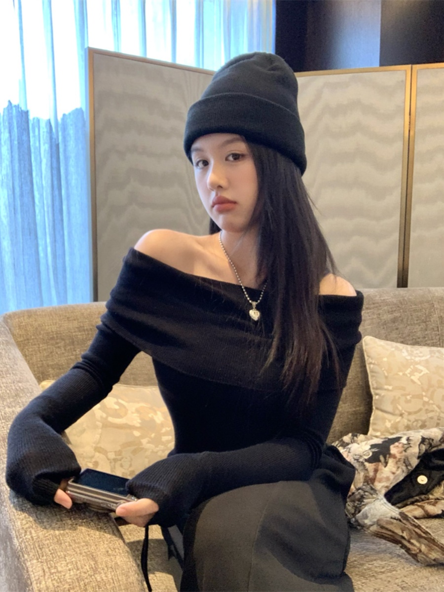 French Chic Off-Shoulder Knit Sweater Women Slim Fit Pleated Long Sleeve Top - Image 4