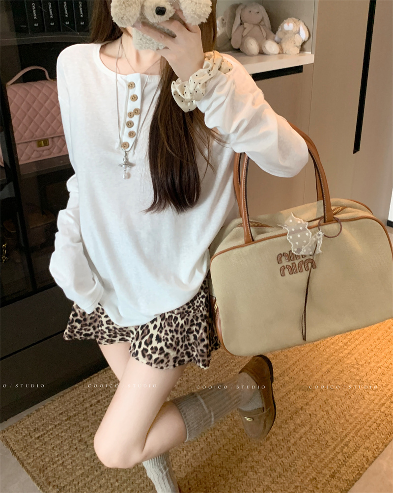 Women's Two-Piece Set with White Top and Leopard Print Skirt - Image 4