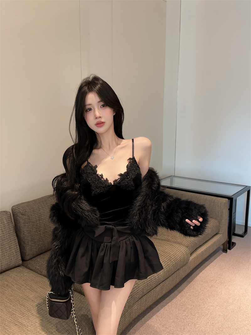 2025 Autumn Sexy V-Neck Lace Embroidered Velvet Camisole with Padded Bra - Image 2