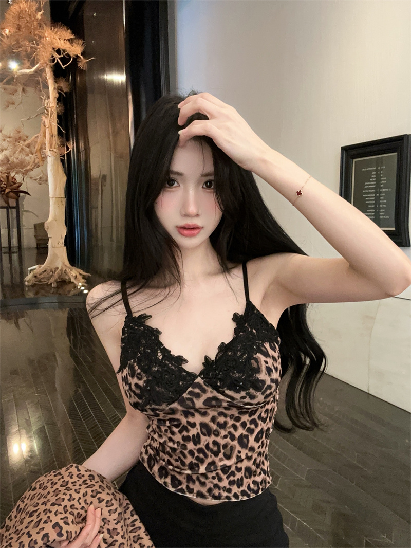 2025 Autumn Sexy V-Neck Lace Embroidered Velvet Camisole with Padded Bra - Image 4
