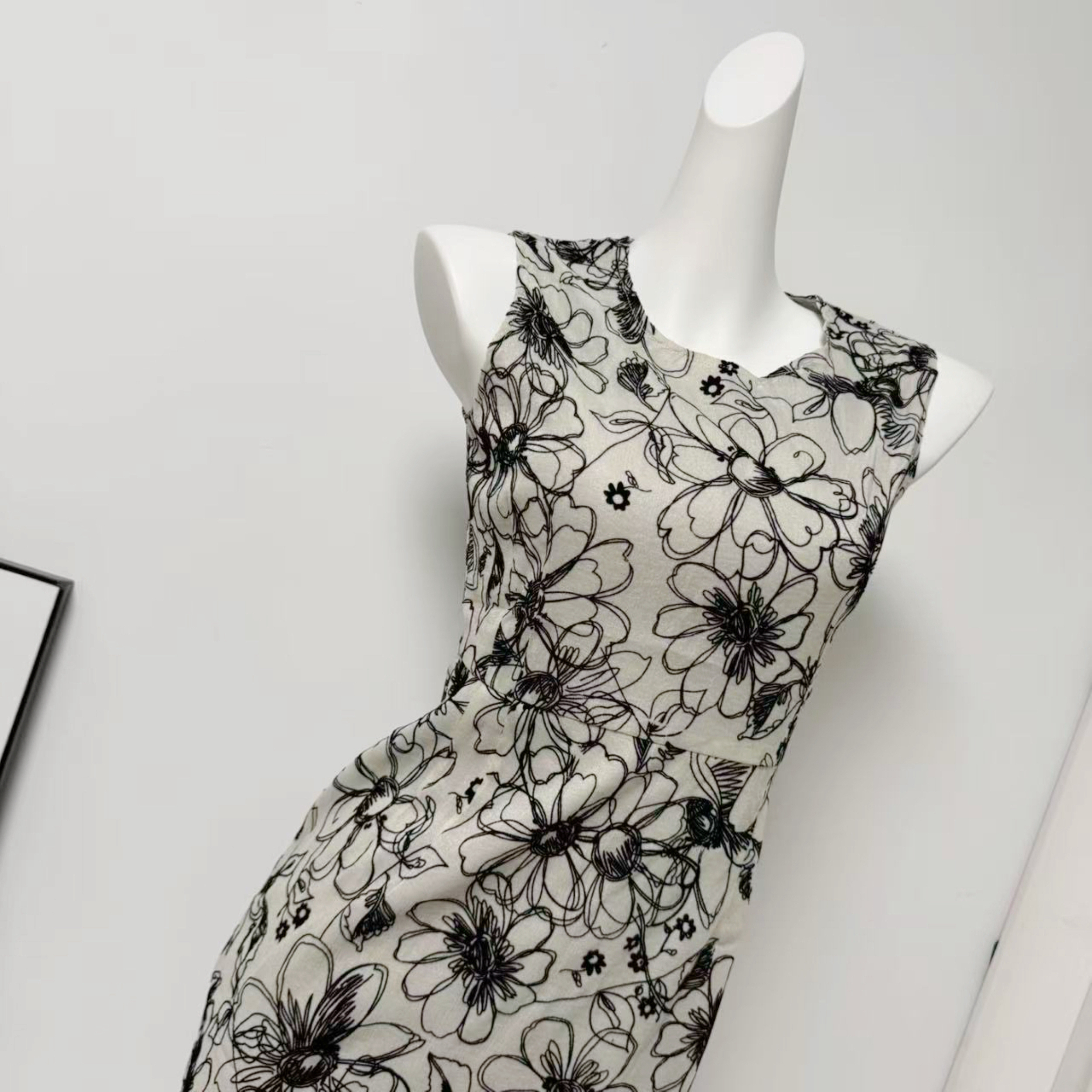 French Ink Wash Flocked Print Sleeveless Dress - Image 4